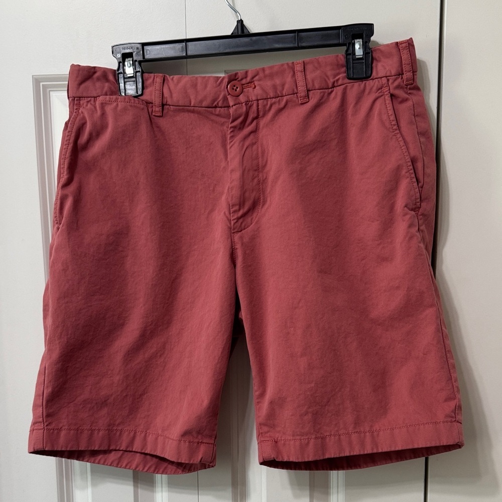 Uniqlo Men's Flat Front Shorts in Salmon